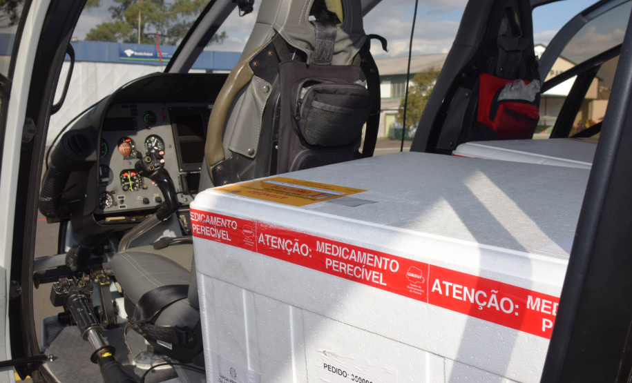 O Governo do Estado realizou mais uma força-tarefa para acelerar o envio de vacinas contra a Covid-19 e medicamentos do kit de intubação para todas as 22 Regionais de Saúde na tarde desta sexta-feira (25). Ao todo foram encaminhadas, por via aérea e terrestre, 307.180 vacinas e 116.083 medicamentos. - Curitiba, 25/06/2021 - Foto: Américo Antonio/SESA