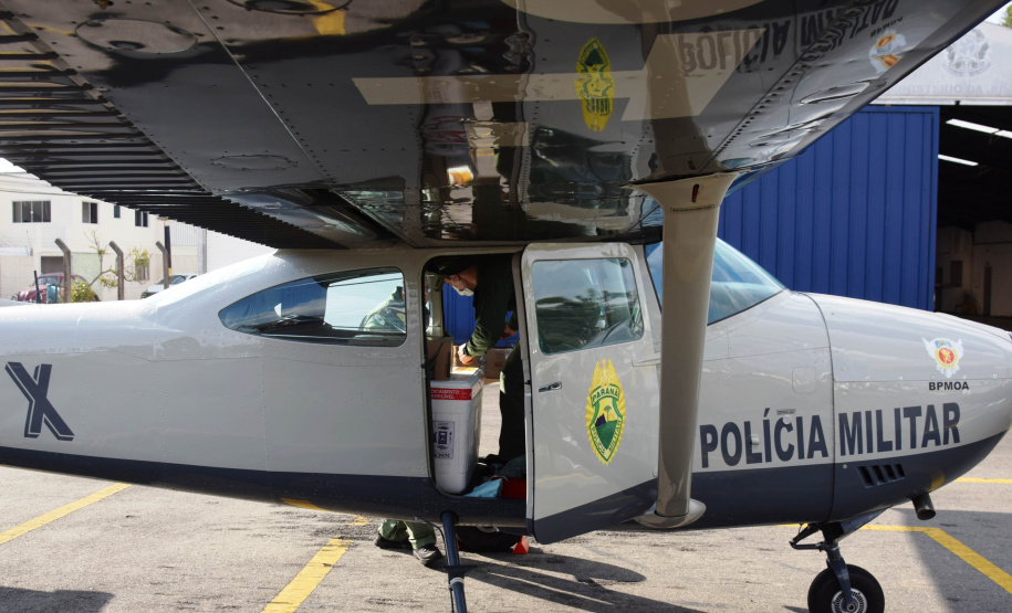 O Governo do Estado realizou mais uma força-tarefa para acelerar o envio de vacinas contra a Covid-19 e medicamentos do kit de intubação para todas as 22 Regionais de Saúde na tarde desta sexta-feira (25). Ao todo foram encaminhadas, por via aérea e terrestre, 307.180 vacinas e 116.083 medicamentos. - Curitiba, 25/06/2021 - Foto: Américo Antonio/SESA