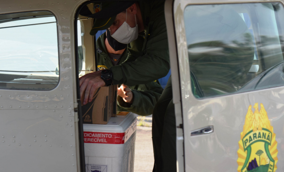O Governo do Estado realizou mais uma força-tarefa para acelerar o envio de vacinas contra a Covid-19 e medicamentos do kit de intubação para todas as 22 Regionais de Saúde na tarde desta sexta-feira (25). Ao todo foram encaminhadas, por via aérea e terrestre, 307.180 vacinas e 116.083 medicamentos. - Curitiba, 25/06/2021 - Foto: Américo Antonio/SESA