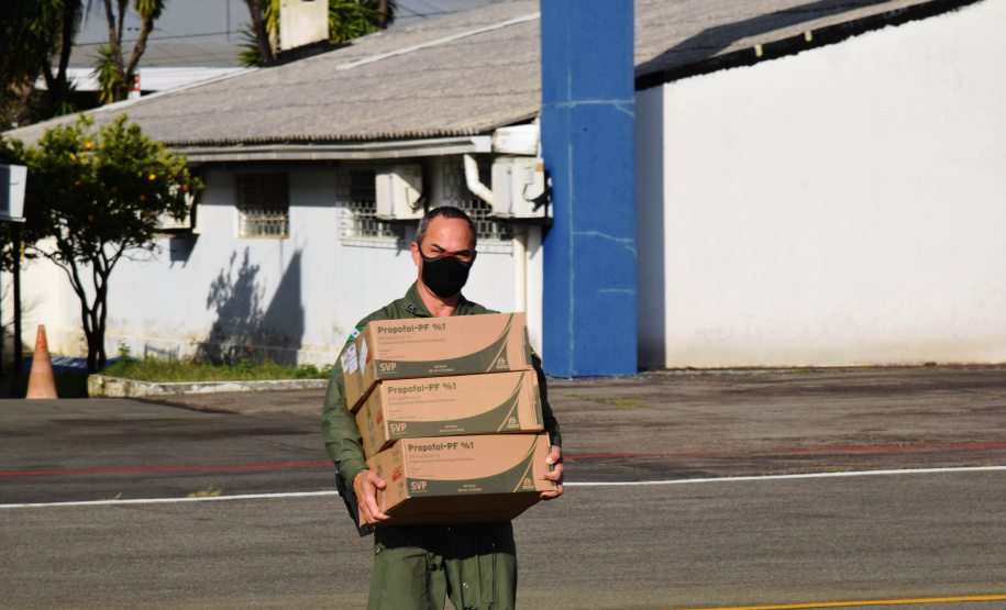 O Governo do Estado realizou mais uma força-tarefa para acelerar o envio de vacinas contra a Covid-19 e medicamentos do kit de intubação para todas as 22 Regionais de Saúde na tarde desta sexta-feira (25). Ao todo foram encaminhadas, por via aérea e terrestre, 307.180 vacinas e 116.083 medicamentos. - Curitiba, 25/06/2021 - Foto: Américo Antonio/SESA