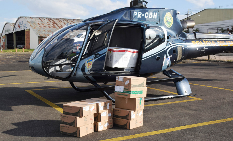 O Governo do Estado realizou mais uma força-tarefa para acelerar o envio de vacinas contra a Covid-19 e medicamentos do kit de intubação para todas as 22 Regionais de Saúde na tarde desta sexta-feira (25). Ao todo foram encaminhadas, por via aérea e terrestre, 307.180 vacinas e 116.083 medicamentos. - Curitiba, 25/06/2021 - Foto: Américo Antonio/SESA
