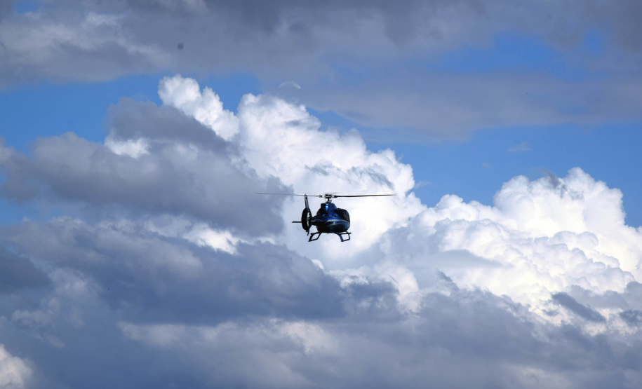 O Governo do Estado realizou mais uma força-tarefa para acelerar o envio de vacinas contra a Covid-19 e medicamentos do kit de intubação para todas as 22 Regionais de Saúde na tarde desta sexta-feira (25). Ao todo foram encaminhadas, por via aérea e terrestre, 307.180 vacinas e 116.083 medicamentos. - Curitiba, 25/06/2021 - Foto: Américo Antonio/SESA