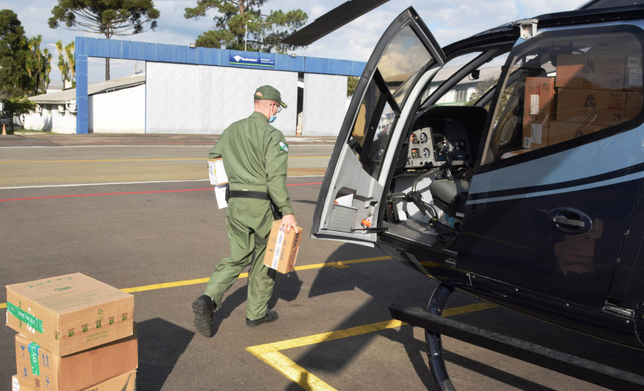 O Governo do Estado realizou mais uma força-tarefa para acelerar o envio de vacinas contra a Covid-19 e medicamentos do kit de intubação para todas as 22 Regionais de Saúde na tarde desta sexta-feira (25). Ao todo foram encaminhadas, por via aérea e terrestre, 307.180 vacinas e 116.083 medicamentos. - Curitiba, 25/06/2021 - Foto: Américo Antonio/SESA