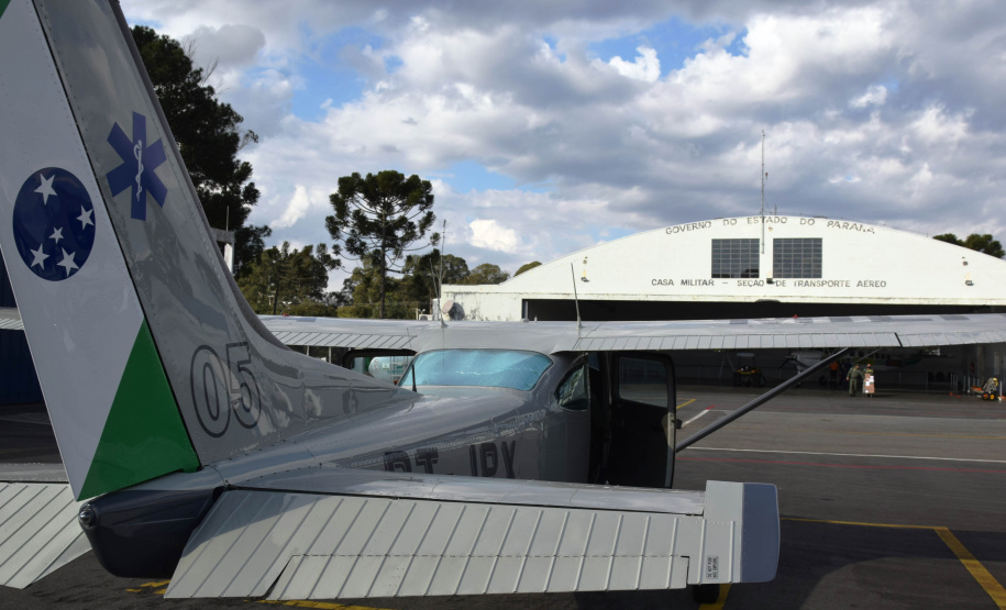 O Governo do Estado realizou mais uma força-tarefa para acelerar o envio de vacinas contra a Covid-19 e medicamentos do kit de intubação para todas as 22 Regionais de Saúde na tarde desta sexta-feira (25). Ao todo foram encaminhadas, por via aérea e terrestre, 307.180 vacinas e 116.083 medicamentos. - Curitiba, 25/06/2021 - Foto: Américo Antonio/SESA