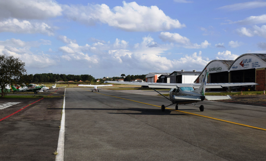 O Governo do Estado realizou mais uma força-tarefa para acelerar o envio de vacinas contra a Covid-19 e medicamentos do kit de intubação para todas as 22 Regionais de Saúde na tarde desta sexta-feira (25). Ao todo foram encaminhadas, por via aérea e terrestre, 307.180 vacinas e 116.083 medicamentos. - Curitiba, 25/06/2021 - Foto: Américo Antonio/SESA