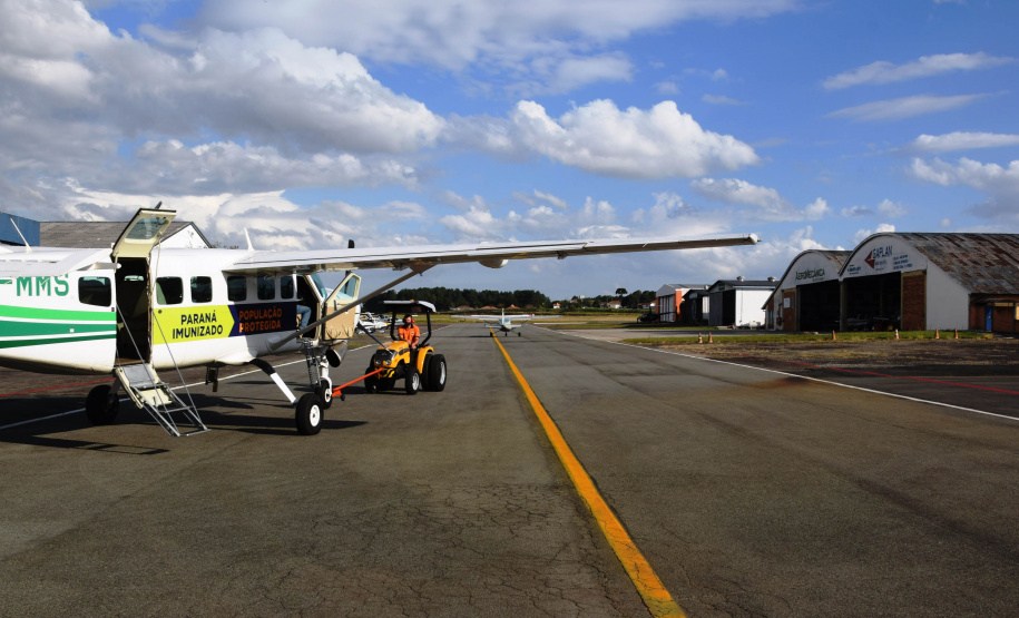 O Governo do Estado realizou mais uma força-tarefa para acelerar o envio de vacinas contra a Covid-19 e medicamentos do kit de intubação para todas as 22 Regionais de Saúde na tarde desta sexta-feira (25). Ao todo foram encaminhadas, por via aérea e terrestre, 307.180 vacinas e 116.083 medicamentos. - Curitiba, 25/06/2021 - Foto: Américo Antonio/SESA