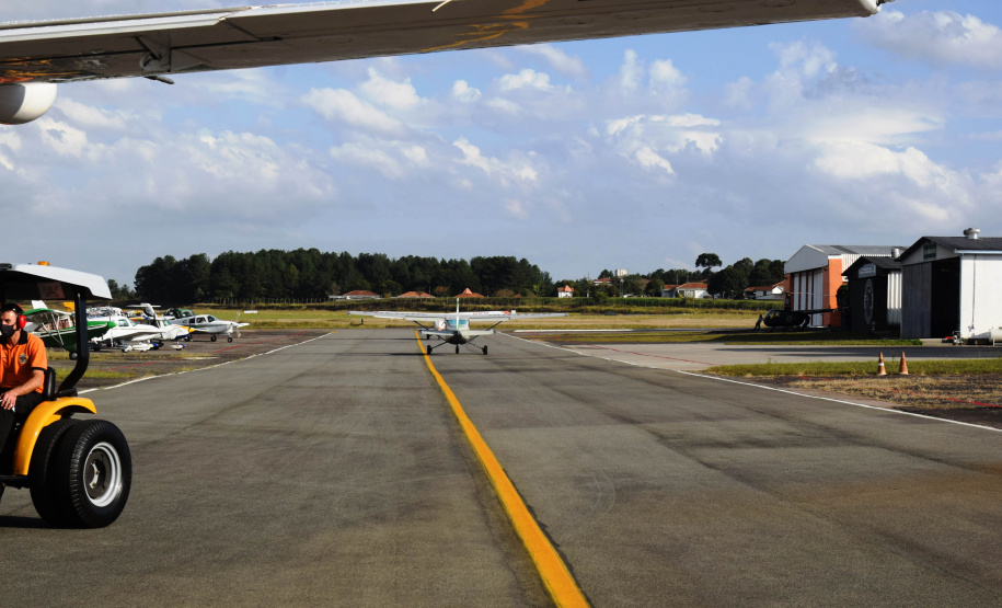 O Governo do Estado realizou mais uma força-tarefa para acelerar o envio de vacinas contra a Covid-19 e medicamentos do kit de intubação para todas as 22 Regionais de Saúde na tarde desta sexta-feira (25). Ao todo foram encaminhadas, por via aérea e terrestre, 307.180 vacinas e 116.083 medicamentos. - Curitiba, 25/06/2021 - Foto: Américo Antonio/SESA