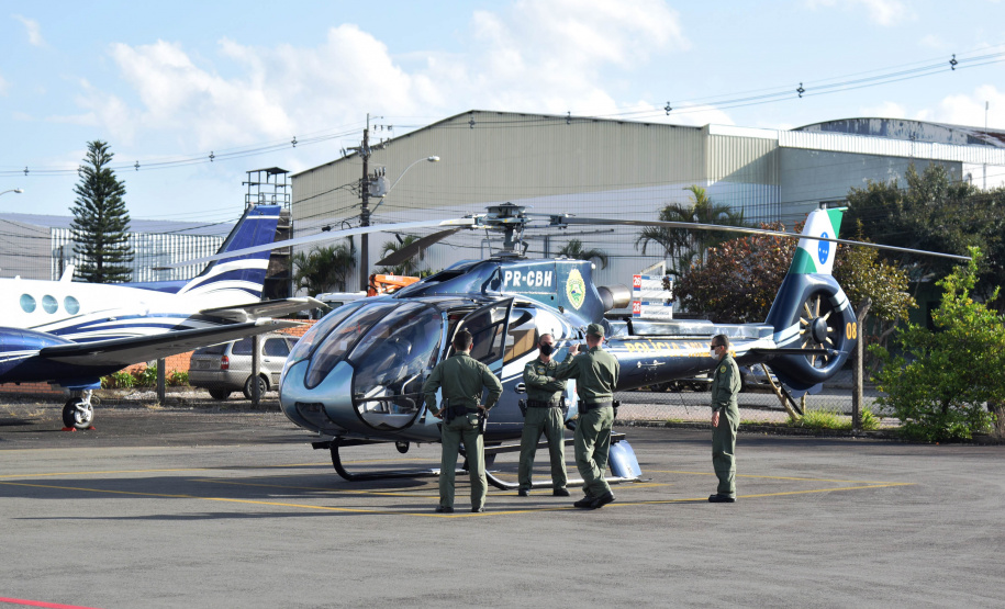 O Governo do Estado realizou mais uma força-tarefa para acelerar o envio de vacinas contra a Covid-19 e medicamentos do kit de intubação para todas as 22 Regionais de Saúde na tarde desta sexta-feira (25). Ao todo foram encaminhadas, por via aérea e terrestre, 307.180 vacinas e 116.083 medicamentos. - Curitiba, 25/06/2021 - Foto: Américo Antonio/SESA