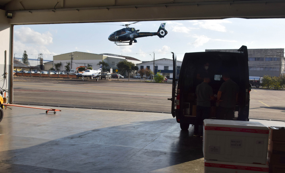 O Governo do Estado realizou mais uma força-tarefa para acelerar o envio de vacinas contra a Covid-19 e medicamentos do kit de intubação para todas as 22 Regionais de Saúde na tarde desta sexta-feira (25). Ao todo foram encaminhadas, por via aérea e terrestre, 307.180 vacinas e 116.083 medicamentos. - Curitiba, 25/06/2021 - Foto: Américo Antonio/SESA