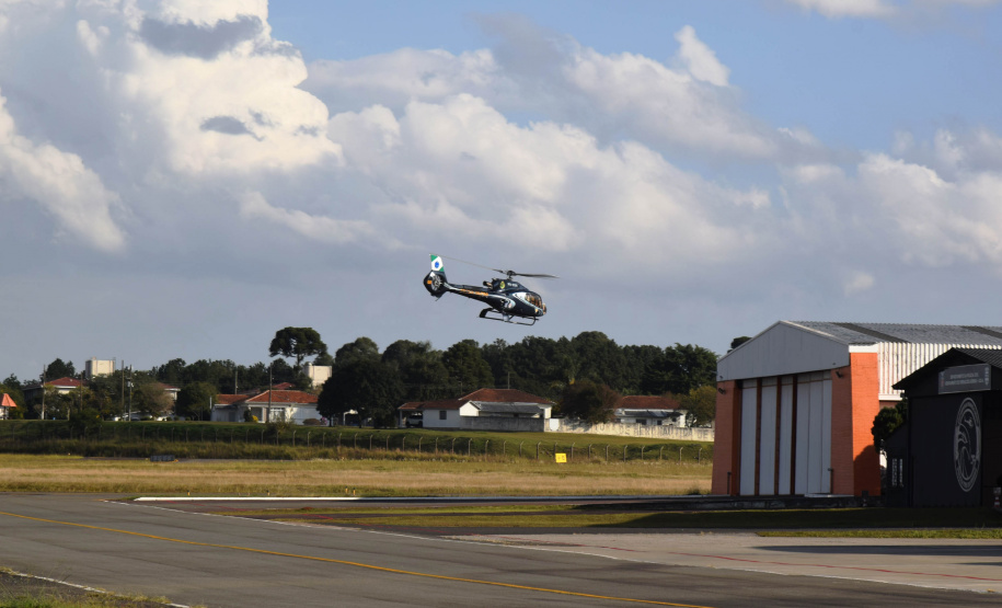 O Governo do Estado realizou mais uma força-tarefa para acelerar o envio de vacinas contra a Covid-19 e medicamentos do kit de intubação para todas as 22 Regionais de Saúde na tarde desta sexta-feira (25). Ao todo foram encaminhadas, por via aérea e terrestre, 307.180 vacinas e 116.083 medicamentos. - Curitiba, 25/06/2021 - Foto: Américo Antonio/SESA