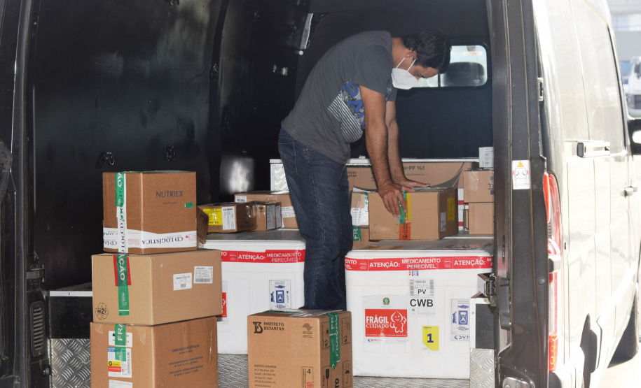 O Governo do Estado realizou mais uma força-tarefa para acelerar o envio de vacinas contra a Covid-19 e medicamentos do kit de intubação para todas as 22 Regionais de Saúde na tarde desta sexta-feira (25). Ao todo foram encaminhadas, por via aérea e terrestre, 307.180 vacinas e 116.083 medicamentos. - Curitiba, 25/06/2021 - Foto: Américo Antonio/SESA