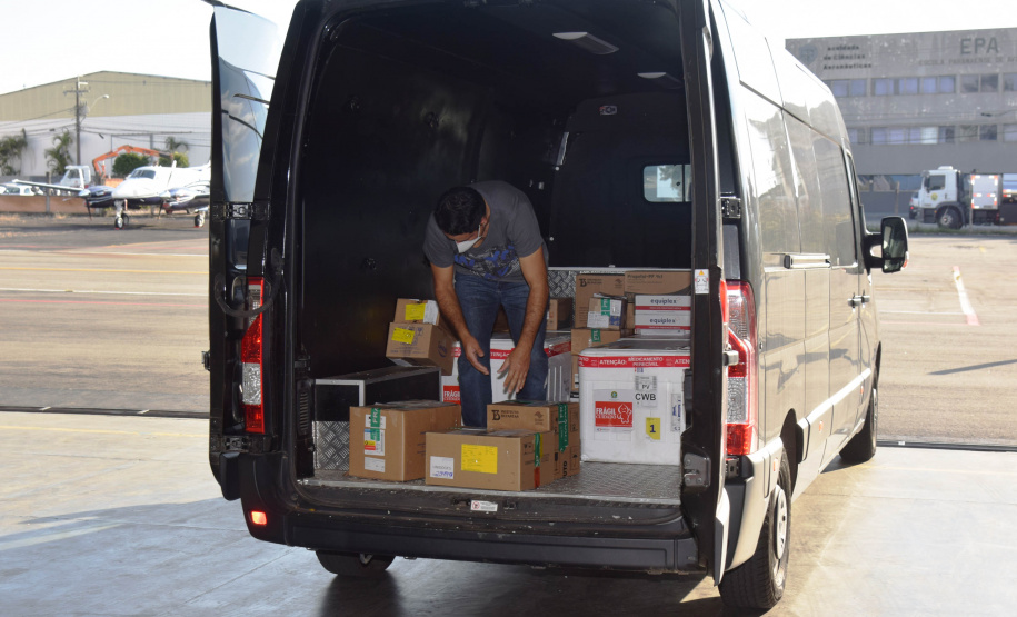 O Governo do Estado realizou mais uma força-tarefa para acelerar o envio de vacinas contra a Covid-19 e medicamentos do kit de intubação para todas as 22 Regionais de Saúde na tarde desta sexta-feira (25). Ao todo foram encaminhadas, por via aérea e terrestre, 307.180 vacinas e 116.083 medicamentos. - Curitiba, 25/06/2021 - Foto: Américo Antonio/SESA