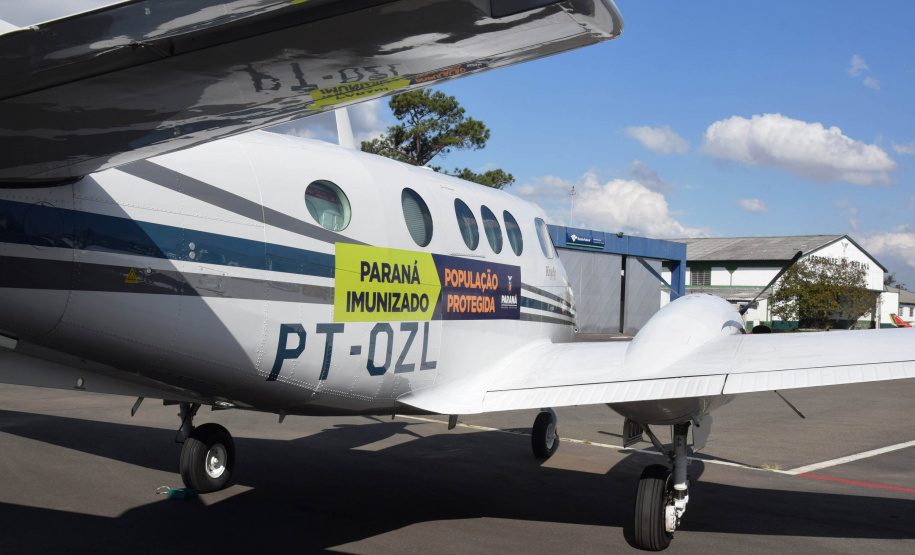 O Governo do Estado realizou mais uma força-tarefa para acelerar o envio de vacinas contra a Covid-19 e medicamentos do kit de intubação para todas as 22 Regionais de Saúde na tarde desta sexta-feira (25). Ao todo foram encaminhadas, por via aérea e terrestre, 307.180 vacinas e 116.083 medicamentos. - Curitiba, 25/06/2021 - Foto: Américo Antonio/SESA