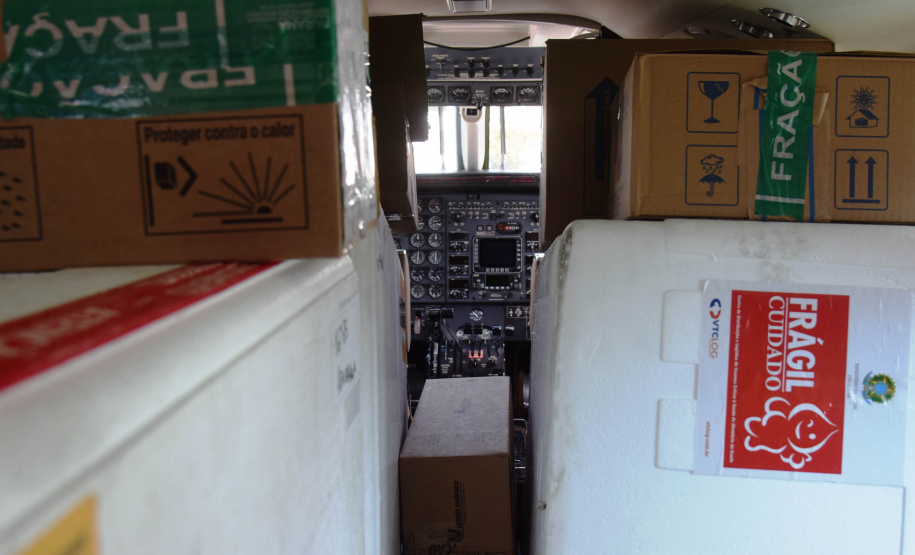 O Governo do Estado realizou mais uma força-tarefa para acelerar o envio de vacinas contra a Covid-19 e medicamentos do kit de intubação para todas as 22 Regionais de Saúde na tarde desta sexta-feira (25). Ao todo foram encaminhadas, por via aérea e terrestre, 307.180 vacinas e 116.083 medicamentos. - Curitiba, 25/06/2021 - Foto: Américo Antonio/SESA