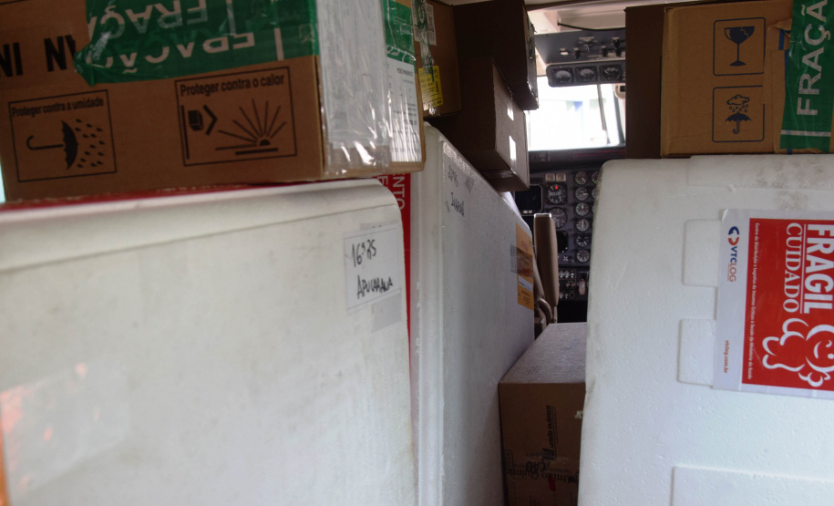 O Governo do Estado realizou mais uma força-tarefa para acelerar o envio de vacinas contra a Covid-19 e medicamentos do kit de intubação para todas as 22 Regionais de Saúde na tarde desta sexta-feira (25). Ao todo foram encaminhadas, por via aérea e terrestre, 307.180 vacinas e 116.083 medicamentos. - Curitiba, 25/06/2021 - Foto: Américo Antonio/SESA