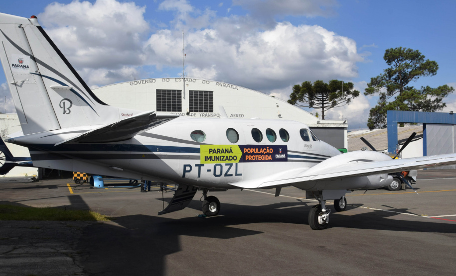 O Governo do Estado realizou mais uma força-tarefa para acelerar o envio de vacinas contra a Covid-19 e medicamentos do kit de intubação para todas as 22 Regionais de Saúde na tarde desta sexta-feira (25). Ao todo foram encaminhadas, por via aérea e terrestre, 307.180 vacinas e 116.083 medicamentos. - Curitiba, 25/06/2021 - Foto: Américo Antonio/SESA