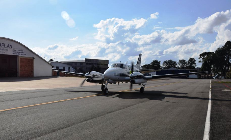 O Governo do Estado realizou mais uma força-tarefa para acelerar o envio de vacinas contra a Covid-19 e medicamentos do kit de intubação para todas as 22 Regionais de Saúde na tarde desta sexta-feira (25). Ao todo foram encaminhadas, por via aérea e terrestre, 307.180 vacinas e 116.083 medicamentos. - Curitiba, 25/06/2021 - Foto: Américo Antonio/SESA
