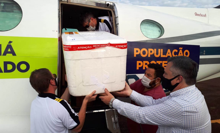 O secretário de Estado da Saúde, Beto Preto, acompanhou o envio de mais de 300 mil vacinas contra a Covid-19, além de 116 mil medicamentos do kit de intubação, aos municípios do Paraná nesta sexta-feira (25). A Regional de Saúde de Jacarezinho foi a primeira, do interior, a registrar o recebimento dos imunizantes e insumos. - Jacarezinho, 25/06/2021 - Foto: Rodrigo Rossi/SESA