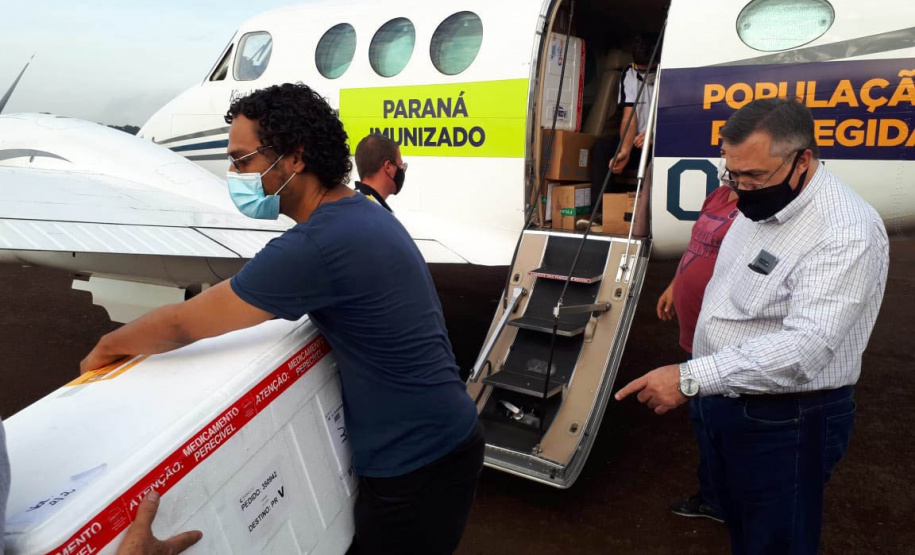 O secretário de Estado da Saúde, Beto Preto, acompanhou o envio de mais de 300 mil vacinas contra a Covid-19, além de 116 mil medicamentos do kit de intubação, aos municípios do Paraná nesta sexta-feira (25). A Regional de Saúde de Jacarezinho foi a primeira, do interior, a registrar o recebimento dos imunizantes e insumos. - Jacarezinho, 25/06/2021 - Foto: Rodrigo Rossi/SESA
