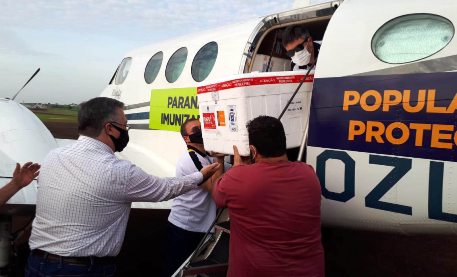 O secretário de Estado da Saúde, Beto Preto, acompanhou o envio de mais de 300 mil vacinas contra a Covid-19, além de 116 mil medicamentos do kit de intubação, aos municípios do Paraná nesta sexta-feira (25). A Regional de Saúde de Jacarezinho foi a primeira, do interior, a registrar o recebimento dos imunizantes e insumos. - Jacarezinho, 25/06/2021 - Foto: Rodrigo Rossi/SESA