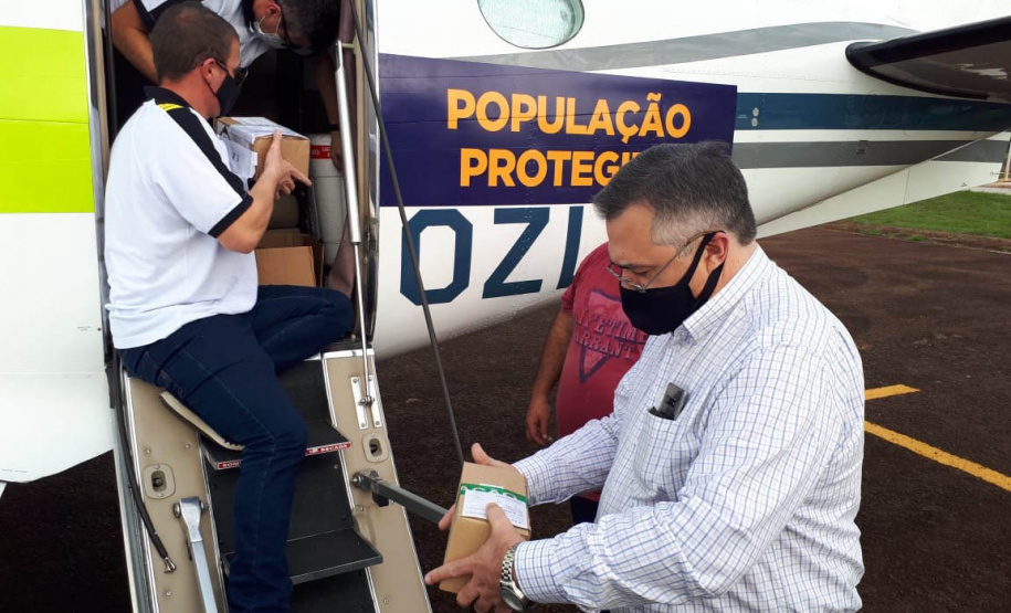 O secretário de Estado da Saúde, Beto Preto, acompanhou o envio de mais de 300 mil vacinas contra a Covid-19, além de 116 mil medicamentos do kit de intubação, aos municípios do Paraná nesta sexta-feira (25). A Regional de Saúde de Jacarezinho foi a primeira, do interior, a registrar o recebimento dos imunizantes e insumos. - Jacarezinho, 25/06/2021 - Foto: Rodrigo Rossi/SESA