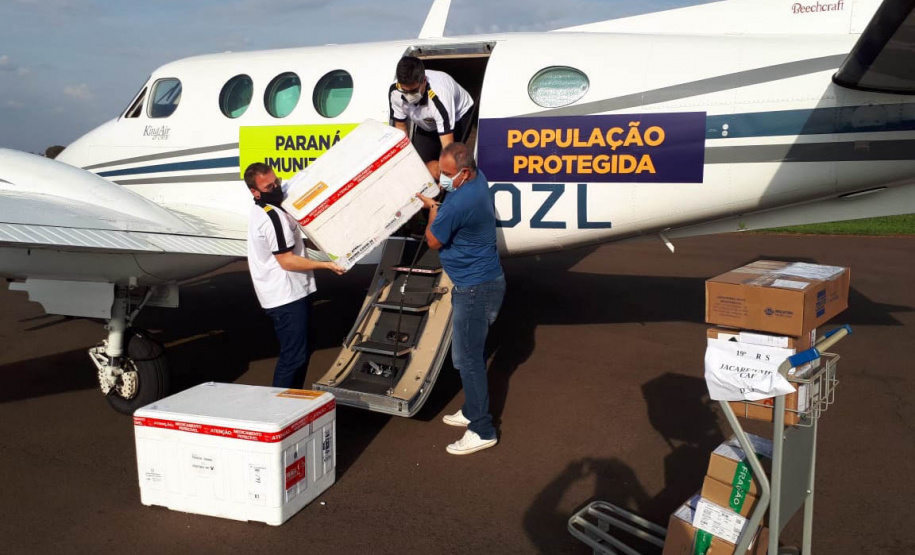 O secretário de Estado da Saúde, Beto Preto, acompanhou o envio de mais de 300 mil vacinas contra a Covid-19, além de 116 mil medicamentos do kit de intubação, aos municípios do Paraná nesta sexta-feira (25). A Regional de Saúde de Jacarezinho foi a primeira, do interior, a registrar o recebimento dos imunizantes e insumos. - Jacarezinho, 25/06/2021 - Foto: Rodrigo Rossi/SESA