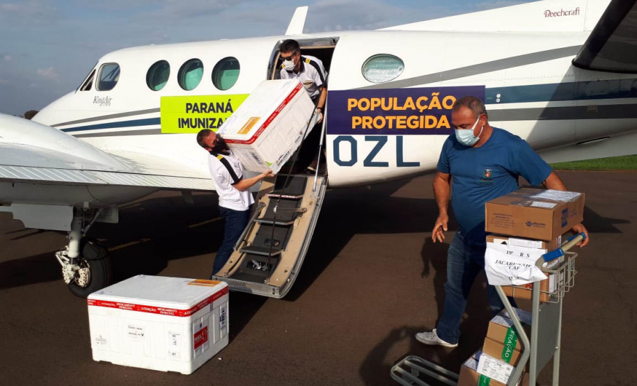 O secretário de Estado da Saúde, Beto Preto, acompanhou o envio de mais de 300 mil vacinas contra a Covid-19, além de 116 mil medicamentos do kit de intubação, aos municípios do Paraná nesta sexta-feira (25). A Regional de Saúde de Jacarezinho foi a primeira, do interior, a registrar o recebimento dos imunizantes e insumos. - Jacarezinho, 25/06/2021 - Foto: Rodrigo Rossi/SESA