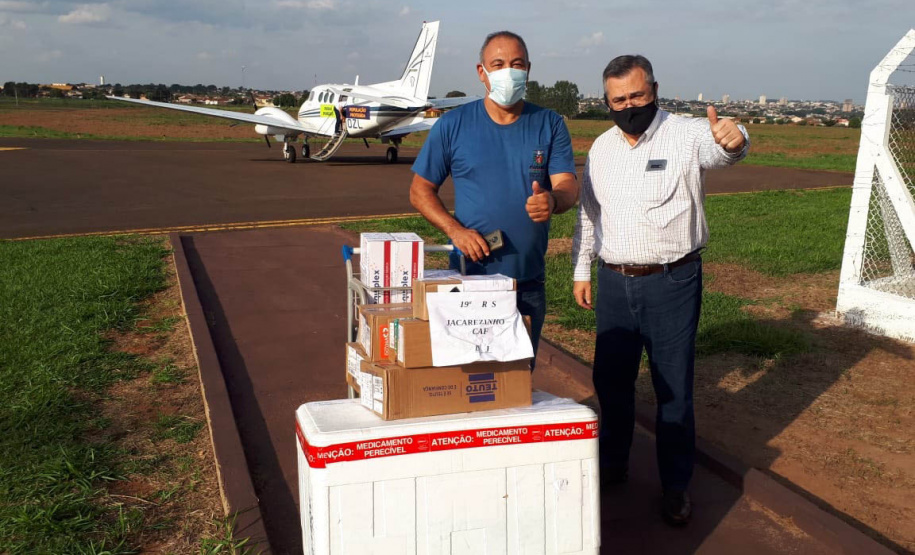 O secretário de Estado da Saúde, Beto Preto, acompanhou o envio de mais de 300 mil vacinas contra a Covid-19, além de 116 mil medicamentos do kit de intubação, aos municípios do Paraná nesta sexta-feira (25). A Regional de Saúde de Jacarezinho foi a primeira, do interior, a registrar o recebimento dos imunizantes e insumos. - Jacarezinho, 25/06/2021 - Foto: Rodrigo Rossi/SESA