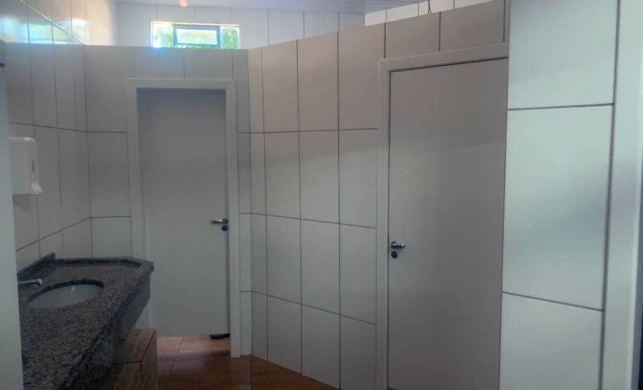 Nos últimos dois anos e meio, as reformas e construções de novas escolas nas cidades e no meio rural fiscalizadas pela Cohapar somam investimentos de R$ 48 milhões do Fundepar. Neste período, 105 obras foram concluídas e há outras 112 em execução, com perspectiva de novas contratações.
Foto: Cohapar