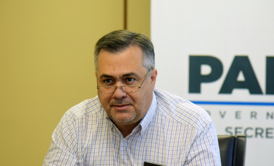 Assunto foi tratado em reunião do secretário da Saúde com a Associação dos Municípios do Paraná. Estratégia é readequar o quantitativo de doses nas 399 cidades para igualar a cobertura de 80% da população adulta até o final de agosto.

Foto: Américo Antonio/SESA