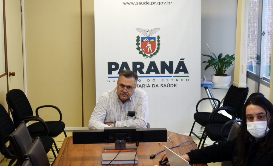 Assunto foi tratado em reunião do secretário da Saúde com a Associação dos Municípios do Paraná. Estratégia é readequar o quantitativo de doses nas 399 cidades para igualar a cobertura de 80% da população adulta até o final de agosto.

Foto: Américo Antonio/SESA