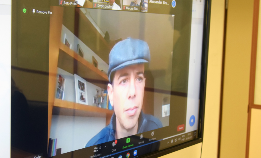 Assunto foi tratado em reunião do secretário da Saúde com a Associação dos Municípios do Paraná. Estratégia é readequar o quantitativo de doses nas 399 cidades para igualar a cobertura de 80% da população adulta até o final de agosto.

Foto: Américo Antonio/SESA