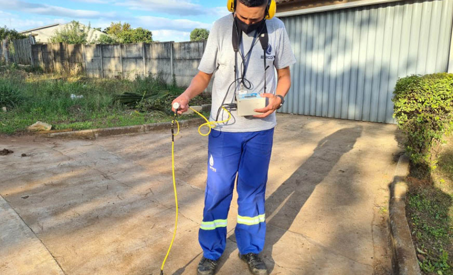 A Sanepar está realizando, em Ponta Grossa, um trabalho preventivo à procura de vazamentos ocultos nas redes de distribuição de água da região Central da cidade. O trabalho faz parte da rotina dos serviços da Companhia e deverá ser intensificado pelo menos até o fim da próxima semana, com equipes trabalhando a partir das 22 horas ou após a diminuição dos ruídos ocasionados pelo fluxo de veículos.  -  Ponta Grossa, 25/06/2021  -  Foto: Sanepar