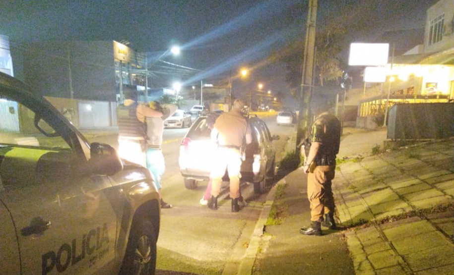 As equipes policiais militares da Capital e da Região Metropolitana reforçaram o policiamento ostensivo nesta quinta-feira (24/06) com a Operação Tático Móvel IV. O resultado foi de 480 pessoas abordadas, sendo do que 10 foram encaminhadas. Uma arma de fogo e porções de maconha, crack e cocaína foram apreendidas.  -  Curitiba, 24/06/2021  -  Foto: SESP-PR