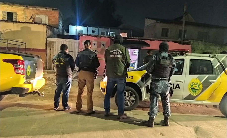 Em ação realizada na tarde e noite do sábado (26), em Curitiba, as equipes da Ação Integrada de Fiscalização Urbana (AIFU) voltaram a fechar estabelecimentos que descumpriam as medidas sanitárias de combate à Covid-19, com aglomerações e festas sem o uso de máscara de proteção, e outras irregularidades.  -  Curitiba, 27/06/2021  -  Foto: Polícia Civil do Paraná