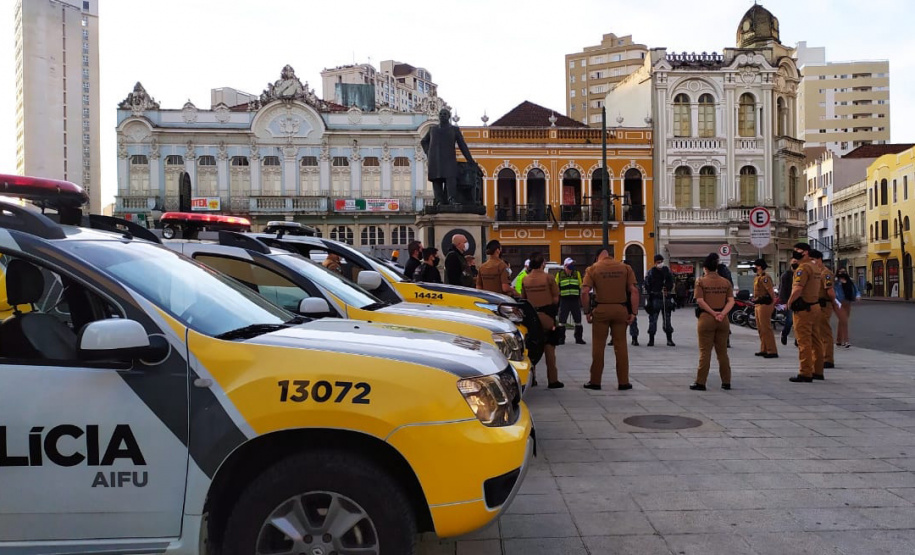 Em ação realizada na tarde e noite do sábado (26), em Curitiba, as equipes da Ação Integrada de Fiscalização Urbana (AIFU) voltaram a fechar estabelecimentos que descumpriam as medidas sanitárias de combate à Covid-19, com aglomerações e festas sem o uso de máscara de proteção, e outras irregularidades.  -  Curitiba, 27/06/2021  -  Foto: Polícia Civil do Paraná