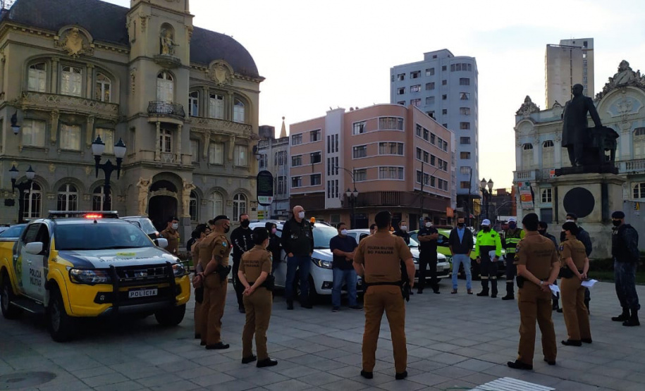 Em ação realizada na tarde e noite do sábado (26), em Curitiba, as equipes da Ação Integrada de Fiscalização Urbana (AIFU) voltaram a fechar estabelecimentos que descumpriam as medidas sanitárias de combate à Covid-19, com aglomerações e festas sem o uso de máscara de proteção, e outras irregularidades.  -  Curitiba, 27/06/2021  -  Foto: Polícia Civil do Paraná