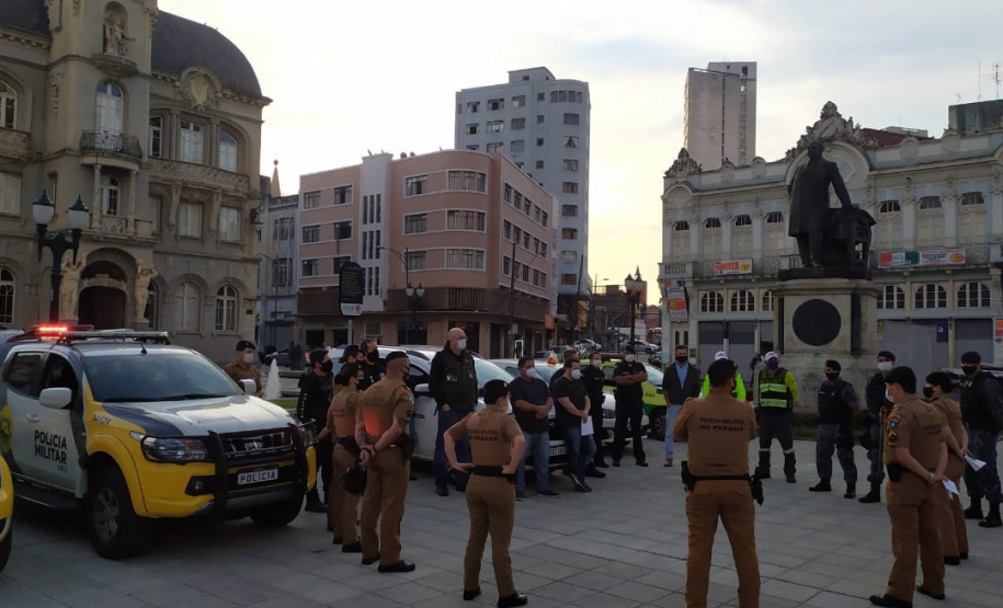 Em ação realizada na tarde e noite do sábado (26), em Curitiba, as equipes da Ação Integrada de Fiscalização Urbana (AIFU) voltaram a fechar estabelecimentos que descumpriam as medidas sanitárias de combate à Covid-19, com aglomerações e festas sem o uso de máscara de proteção, e outras irregularidades.  -  Curitiba, 27/06/2021  -  Foto: Polícia Civil do Paraná