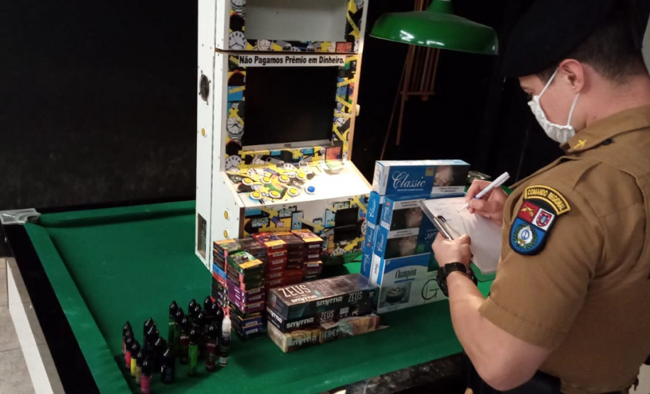 A Ação Integrada de Fiscalização Urbana  (AIFU), coordenada pela Polícia Militar, interditou 16 pontos comerciais de sexta-feira (25/06) até a madrugada desta segunda-feira (28/06). Ao todo, 27 estabelecimentos foram fiscalizados e 54 autuações administrativas lavradas por irregularidades constatadas. Seis pessoas acabaram encaminhadas e 1.205 dispersadas dos locais abordados. -  Curitiba, 28/06/2021  -  Foto: PMPR/SESP-PR