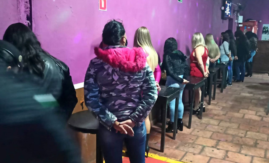 A Ação Integrada de Fiscalização Urbana  (AIFU), coordenada pela Polícia Militar, interditou 16 pontos comerciais de sexta-feira (25/06) até a madrugada desta segunda-feira (28/06). Ao todo, 27 estabelecimentos foram fiscalizados e 54 autuações administrativas lavradas por irregularidades constatadas. Seis pessoas acabaram encaminhadas e 1.205 dispersadas dos locais abordados. -  Curitiba, 28/06/2021  -  Foto: PMPR/SESP-PR