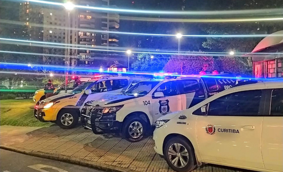 A Ação Integrada de Fiscalização Urbana  (AIFU), coordenada pela Polícia Militar, interditou 16 pontos comerciais de sexta-feira (25/06) até a madrugada desta segunda-feira (28/06). Ao todo, 27 estabelecimentos foram fiscalizados e 54 autuações administrativas lavradas por irregularidades constatadas. Seis pessoas acabaram encaminhadas e 1.205 dispersadas dos locais abordados. -  Curitiba, 28/06/2021  -  Foto: PMPR/SESP-PR