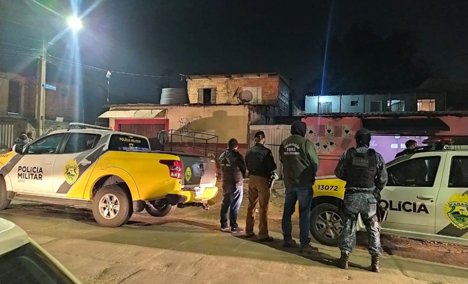 A Ação Integrada de Fiscalização Urbana  (AIFU), coordenada pela Polícia Militar, interditou 16 pontos comerciais de sexta-feira (25/06) até a madrugada desta segunda-feira (28/06). Ao todo, 27 estabelecimentos foram fiscalizados e 54 autuações administrativas lavradas por irregularidades constatadas. Seis pessoas acabaram encaminhadas e 1.205 dispersadas dos locais abordados. -  Curitiba, 28/06/2021  -  Foto: PMPR/SESP-PR