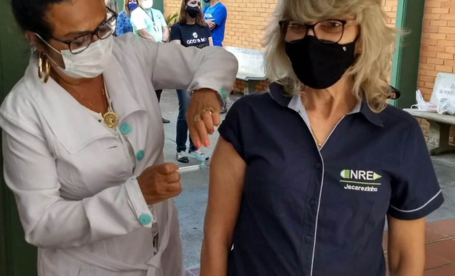 São 203.438 profissionais que já receberam a primeira dose no estado, o equivalente a mais de 94% da população do grupo prioritário de trabalhadores do Ensino Básico. Foto: SEED