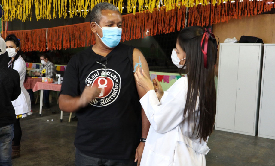 5,5 milhões de vacinas contra a Covid-19 já foram aplicadas em paranaenses -  Foto: SESA