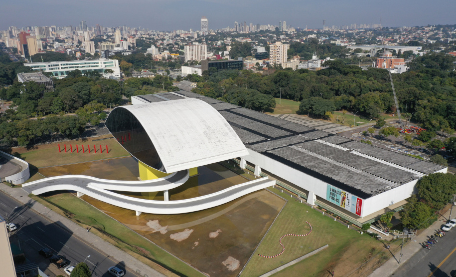 As tradicionais oficinas artísticas do Museu Oscar Niemeyer (MON) poderão ser feitas agora em casa, em videoconferências gratuitas do público com a equipe de arte-educadores do Museu. A primeira será na próxima quarta-feira (30/6), das 16h às 17h, na plataforma Zoom.  -  Foto: Alessandro Vieira/AEN