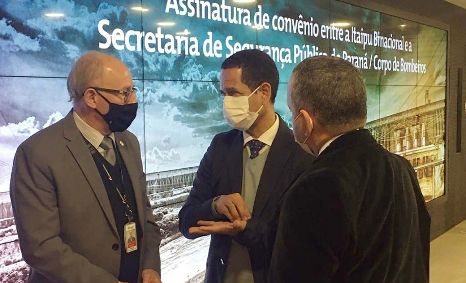 O secretário da Segurança Pública do Paraná, Romulo Marinho Soares, assinou nesta segunda-feira (28/06), em Foz do Iguaçu, convênio com a Itaipu Binacional no valor de R$ 5 milhões.
Foto: SESP