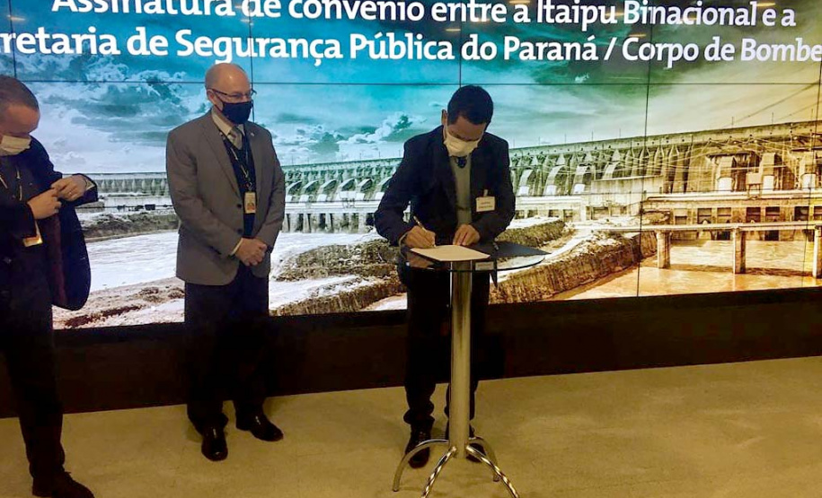 O secretário da Segurança Pública do Paraná, Romulo Marinho Soares, assinou nesta segunda-feira (28/06), em Foz do Iguaçu, convênio com a Itaipu Binacional no valor de R$ 5 milhões.
Foto: SESP
