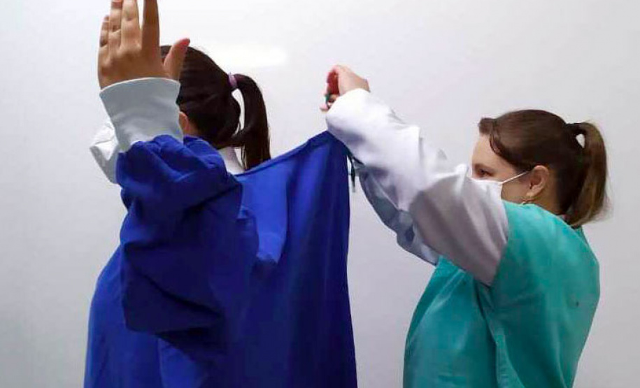 Estudantes do Colégio Estadual João XXIII, em Irati, começaram a ter aulas para aprender a preparar uma sala de cirurgia, higienizar as mãos com uma técnica específica para o ambiente, montar uma mesa de instrumentos cirúrgicos e acolher pacientes. Foto SEED