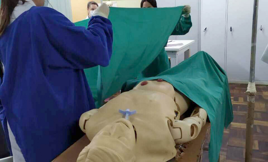 Estudantes do Colégio Estadual João XXIII, em Irati, começaram a ter aulas para aprender a preparar uma sala de cirurgia, higienizar as mãos com uma técnica específica para o ambiente, montar uma mesa de instrumentos cirúrgicos e acolher pacientes. Foto SEED