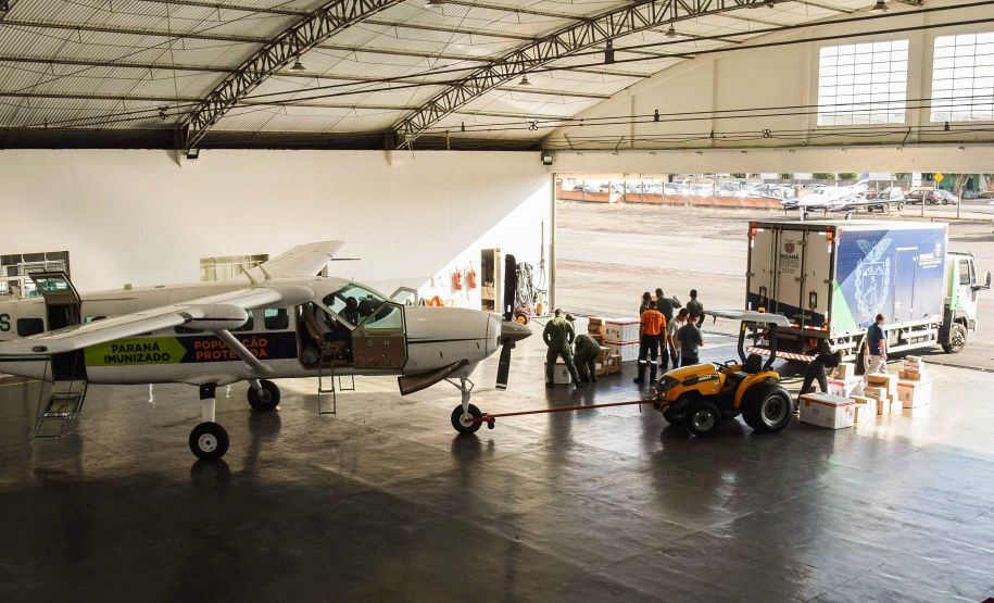 O Governo do Estado realizou mais uma força-tarefa para acelerar o envio de vacinas contra a Covid-19 e medicamentos do kit de intubação para todas as 22 Regionais de Saúde na tarde desta sexta-feira (25). Ao todo foram encaminhadas, por via aérea e terrestre, 307.180 vacinas e 116.083 medicamentos. - Curitiba, 25/06/2021 - Foto: Américo Antonio/SESA